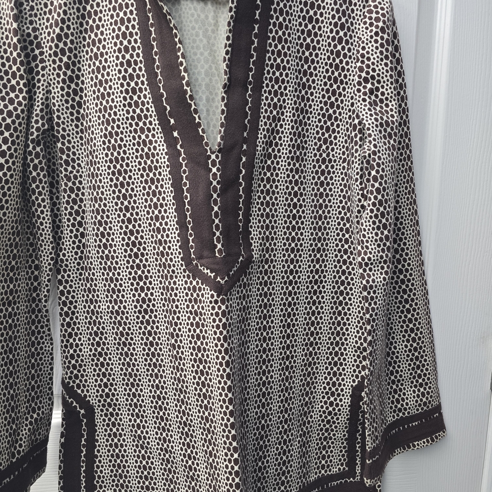 Black and White Geometric Patterned Tunic Top